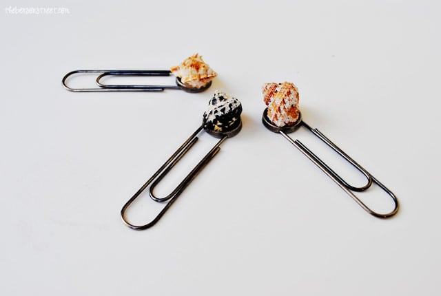 These seashell paperclips are such a simple way to turn a summer souvenir into a practical yet cute office supply!  They'd be great for nautical-themed parties or weddings, too.  Love it!
