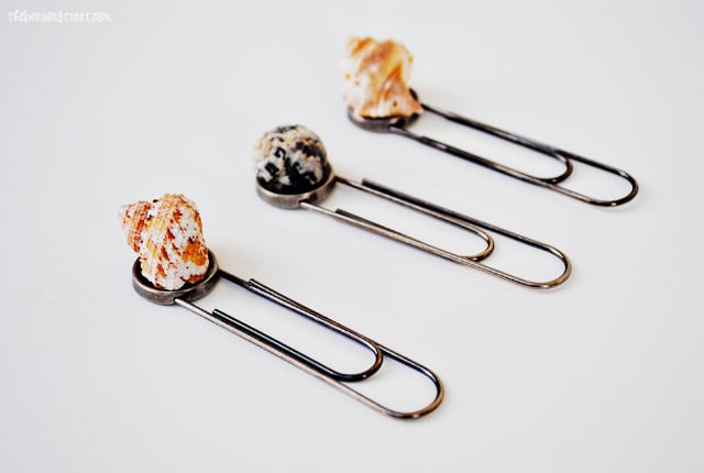 These seashell paperclips are such a simple way to turn a summer souvenir into a practical yet cute office supply!  They'd be great for nautical-themed parties or weddings, too.  Love it!