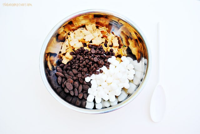 Easy S'mores Snack Mix at thebensonstreet.com