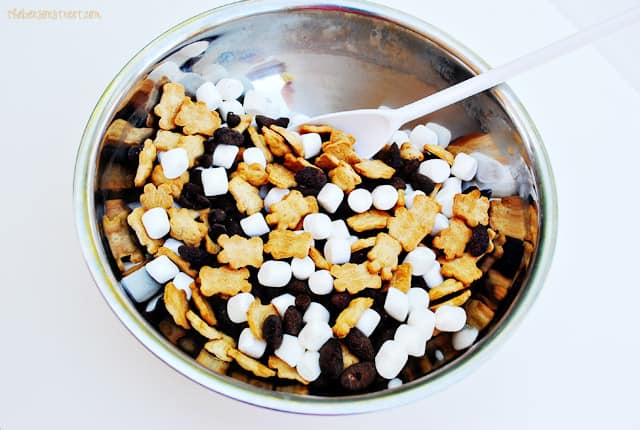 Easy S'mores Trail Mix at thebensonstreet.com
